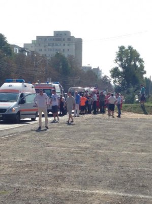 Accident rutier pe Aurel Vlaicu: 9 persoane, rănite după ce un microbuz a fost lovit de o betonieră